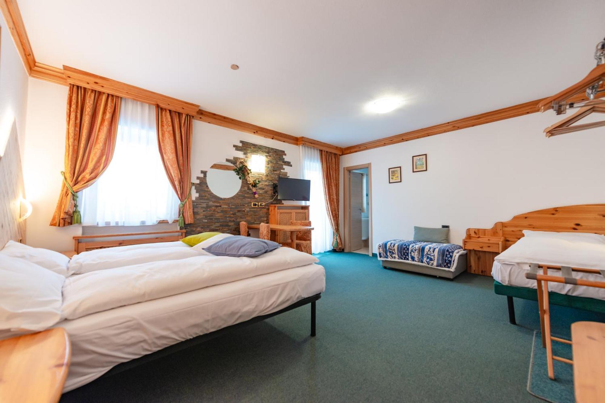 Hotel Ciamol กัมปีเตลโลดีฟัสซา ภายนอก รูปภาพ