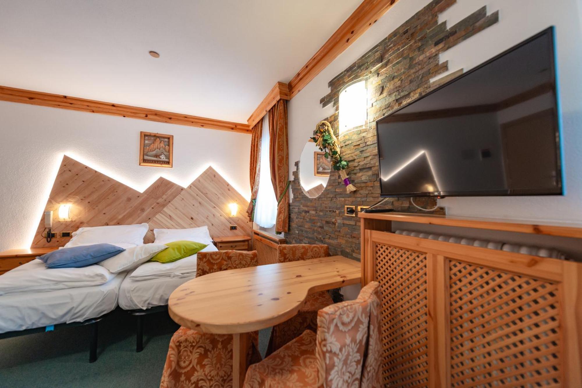 Hotel Ciamol กัมปีเตลโลดีฟัสซา ภายนอก รูปภาพ